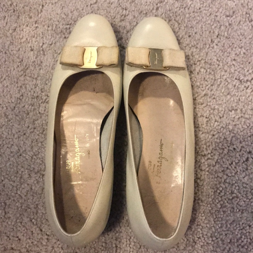 Classic Ferragamo Flats!